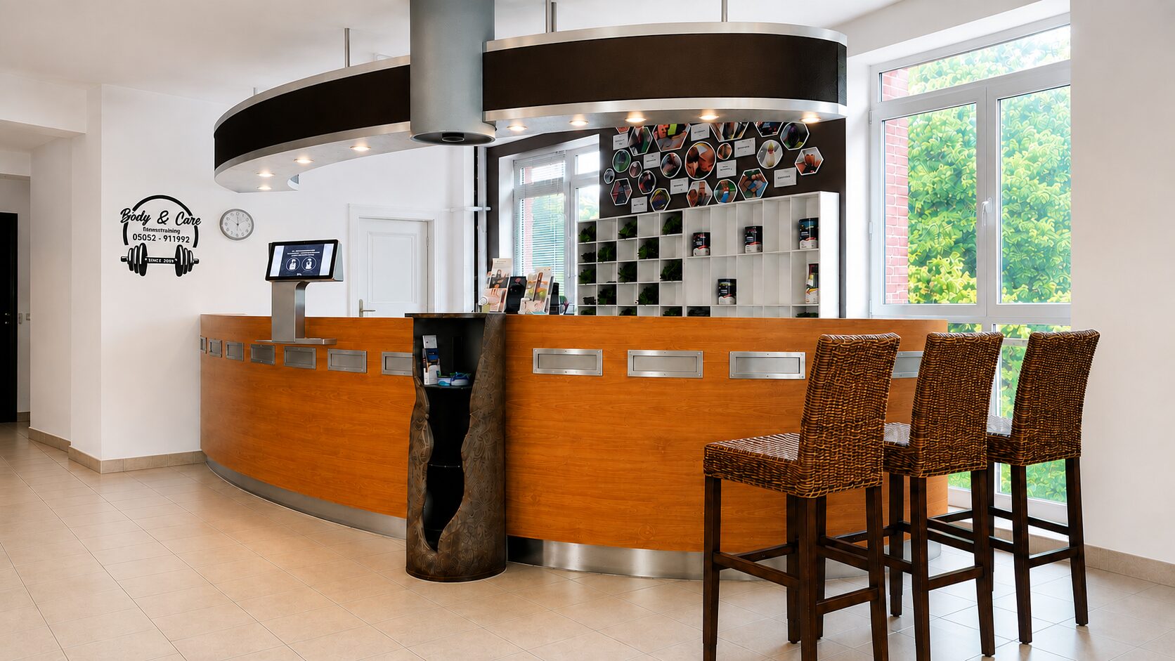Empfangstheke von Body & Care Hermannsburg mit Sitzbereich