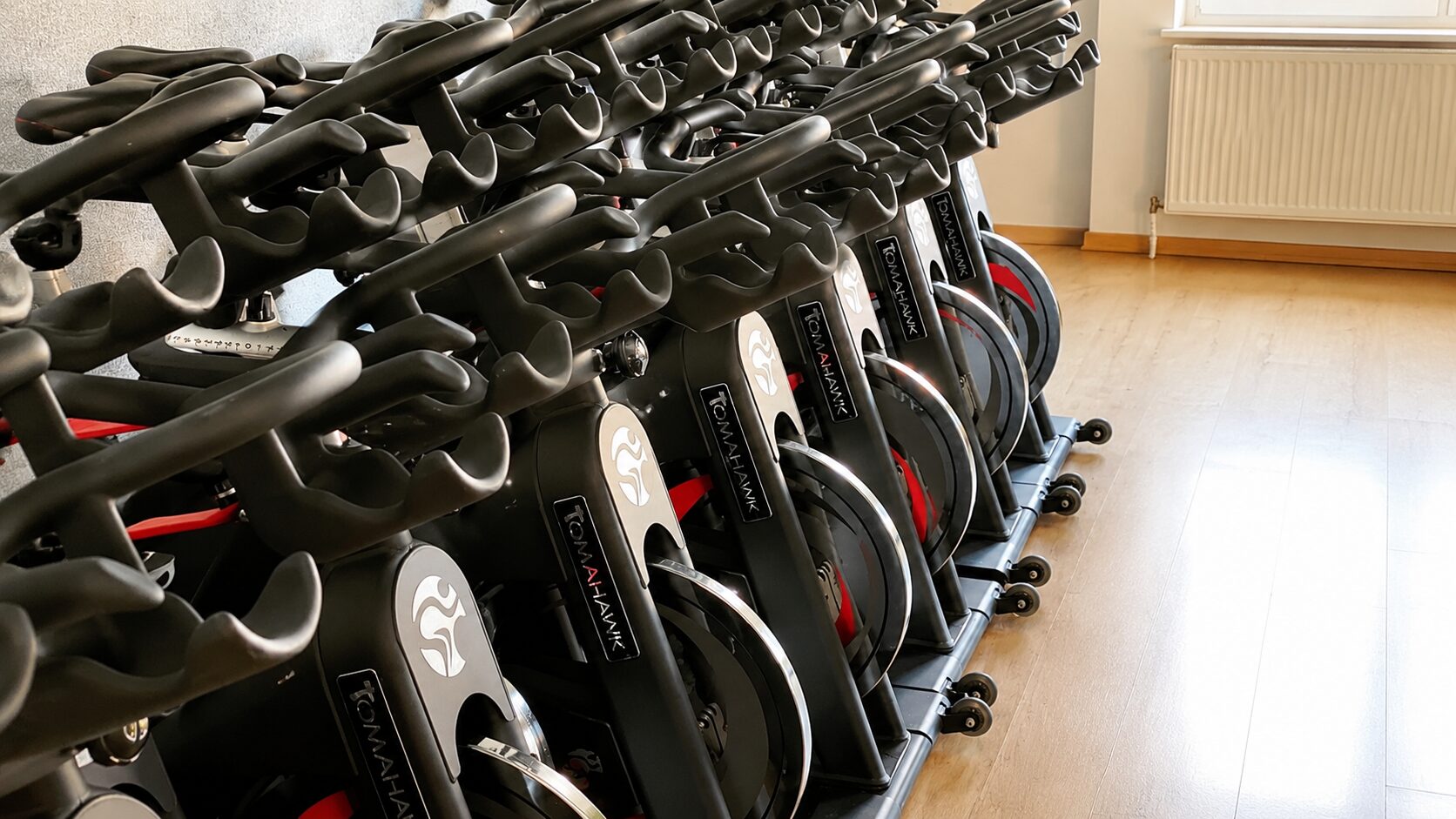 Indoor-Cycling-Bikes von Tomahawk im Kursraum von Body & Care Hermannsburg