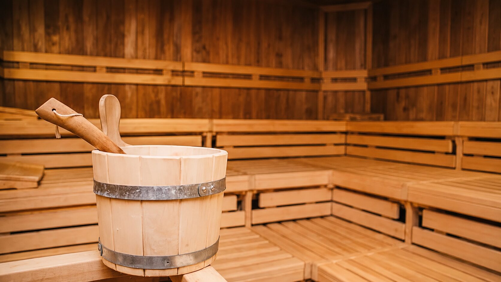 Finnische Sauna mit Holzbänken bei Body & Care Hermannsburg