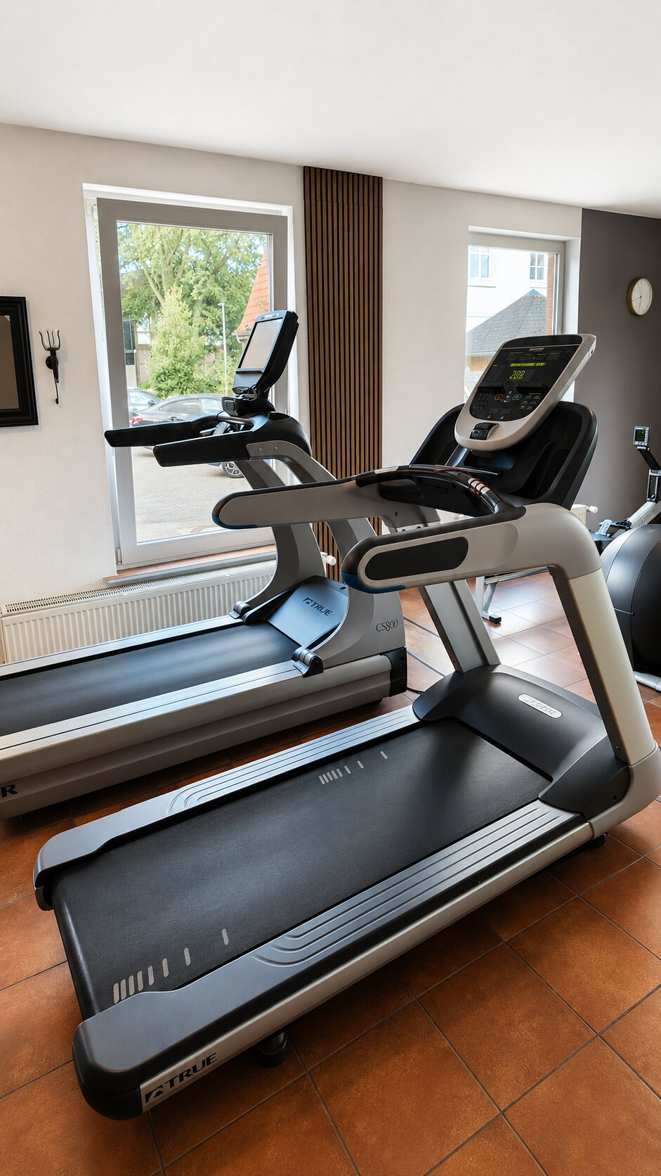 Zwei Laufbänder am Fenster im Cardiobereich von Body & Care Hermannsburg