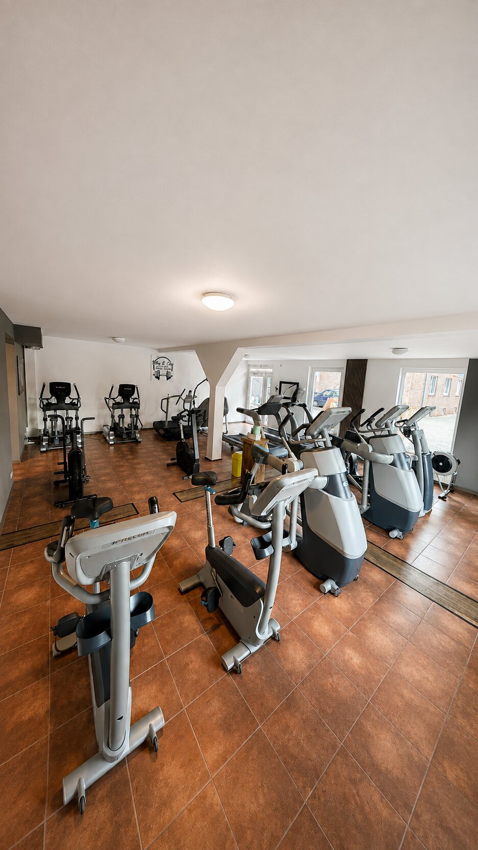 Crosstrainer mit Trainingsdisplay im Cardiobereich von Body & Care