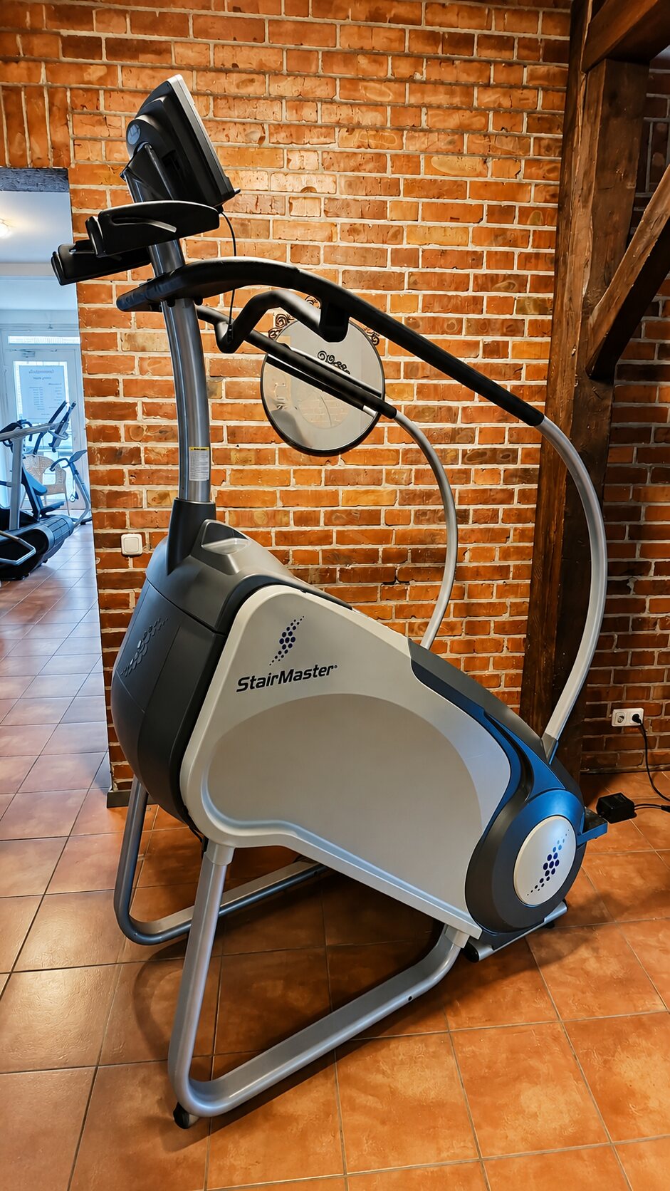StairMaster vor Backsteinwand im Cardiobereich von Body & Care