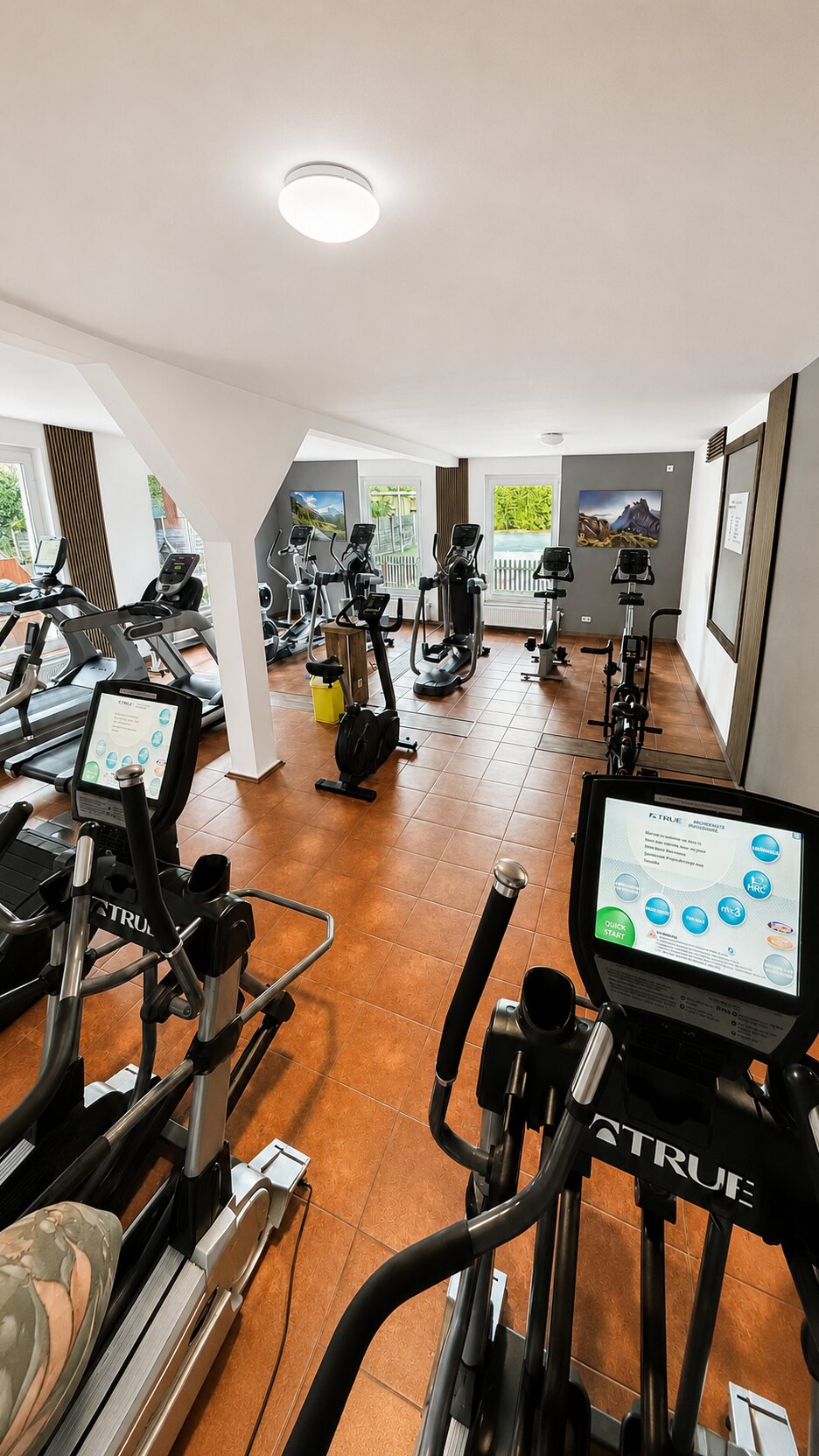 Cardiobereich mit Laufbändern und Ergometern bei Body & Care Hermannsburg