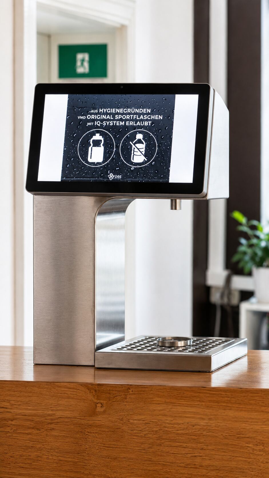 Edelstahl-Wasserspender mit Touchscreen auf der Holztheke zum Nachfüllen der eigenen Sportflasche